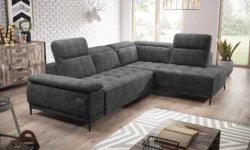 Nowoczesna sofa tapicerowana w jasnym salonie z drewnianą podłogą i dekoracyjnymi poduszkami