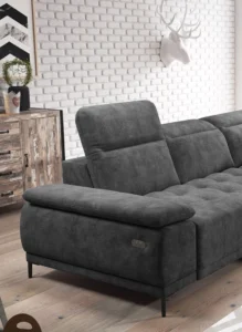 Stylowa sofa tapicerowana w nowoczesnym salonie z jasnymi ścianami i drewnianą podłogą
