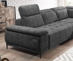 Nowoczesna sofa tapicerowana w jasnym salonie z dekoracyjnymi poduszkami