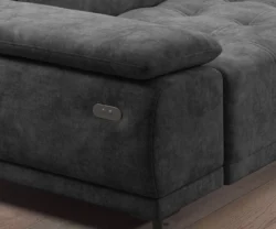 Nowoczesna sofa tapicerowana w jasnym salonie z dekoracyjnymi poduszkami i drewnianą podłogą
