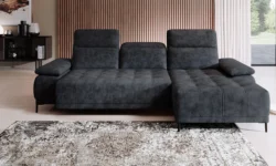 Nowoczesna sofa tapicerowana w jasnym salonie z dużym oknem i drewnianą podłogą