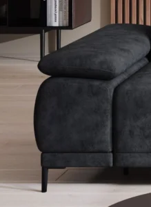 Stylowa sofa tapicerowana w nowoczesnym wnętrzu z jasnymi ścianami i drewnianą podłogą