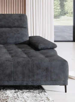 Nowoczesna sofa tapicerowana Focus Mini w jasnoszarym kolorze na białym tle