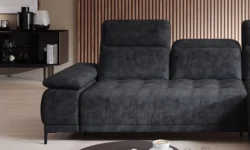 Nowoczesna sofa tapicerowana Focus Mini w jasnym salonie z drewnianą podłogą
