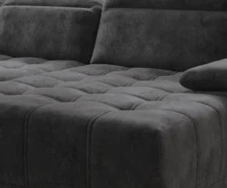 Nowoczesna sofa tapicerowana w jasnym salonie z dekoracyjnymi poduszkami
