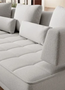 Nowoczesna tapicerowana sofa Giotto w jasnoszarym kolorze na tle jasnego wnętrza
