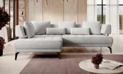 Nowoczesna sofa Giotto w jasnoszarym kolorze na tle stylowego wnętrza