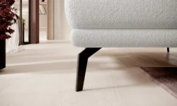 Nowoczesna sofa Giotto w jasnoszarym kolorze w stylowym salonie