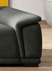 Stylowa tapicerowana sofa Gremio w nowoczesnym salonie z jasnymi ścianami
