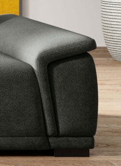 Stylowa tapicerowana sofa Gremio w nowoczesnym salonie z jasnymi ścianami