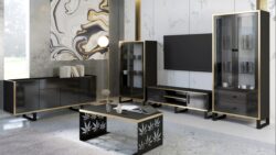 Witryna Henry 1S w białym połysku z metalowymi nóżkami i szklanymi półkami, nowoczesny design