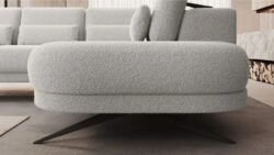 Nowoczesna sofa tapicerowana Ilusio L4 w jasnoszarym kolorze na tle stylowego wnętrza