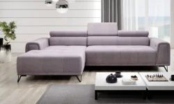 Nowoczesna sofa Marvin Mini w jasnoszarym kolorze na tle stylowego wnętrza
