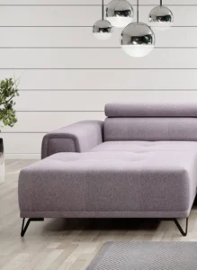 Nowoczesna tapicerowana sofa Marvin Mini w jasnoszarym kolorze na białym tle