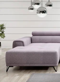 Nowoczesna tapicerowana sofa Marvin Mini w jasnoszarym kolorze na białym tle