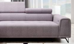 Nowoczesna sofa Marvin Mini w jasnoszarym kolorze na tle stylowego wnętrza