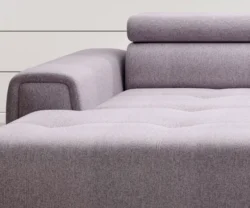 Nowoczesna tapicerowana sofa Marvin Mini w jasnoszarym kolorze na białym tle