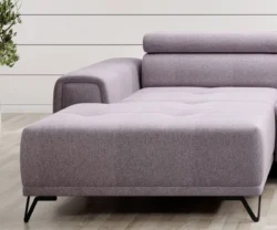 Nowoczesna tapicerowana sofa Marvin Mini w jasnoszarym kolorze na tle jasnego wnętrza