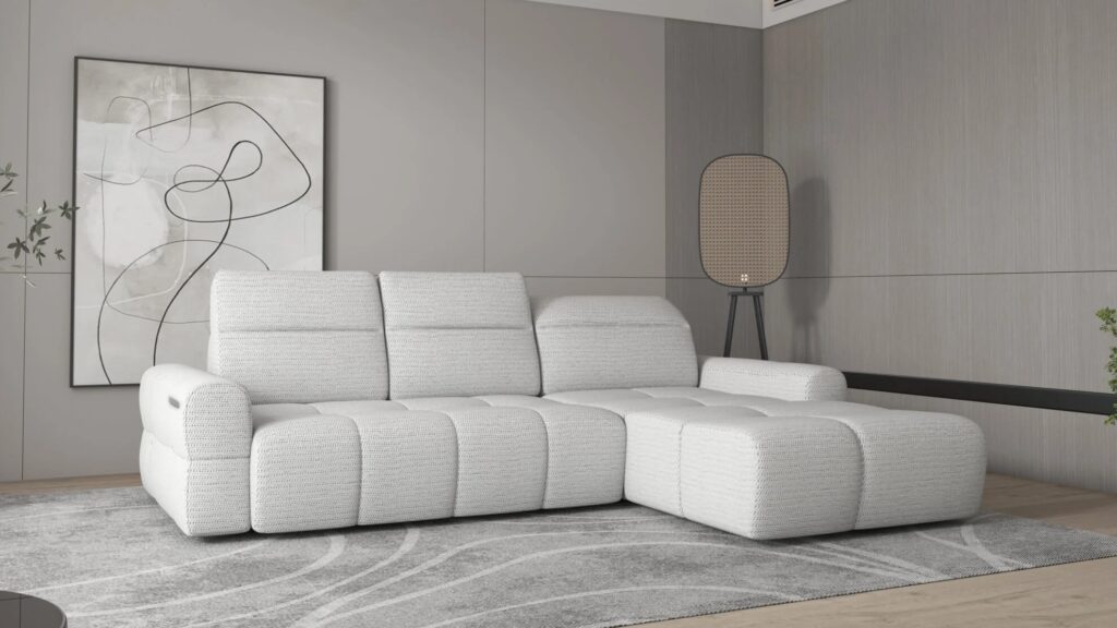 Nowoczesna sofa Mateo w jasnoszarym kolorze w stylowym salonie z drewnianą podłogą