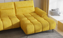 Nowoczesna sofa Montana w jasnoszarym kolorze w stylowym salonie