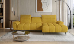 Nowoczesna sofa Montana w jasnoszarym kolorze w stylowym salonie
