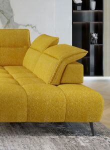 Stylowa sofa Montana w nowoczesnym salonie z jasnymi ścianami i drewnianą podłogą