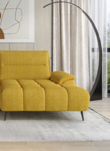 Stylowa sofa Montana w nowoczesnym salonie z jasnymi ścianami i drewnianą podłogą