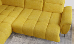 Nowoczesna sofa Montana w jasnoszarym kolorze w stylowym salonie