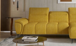 Nowoczesna sofa Montana w jasnoszarym kolorze w stylowym salonie