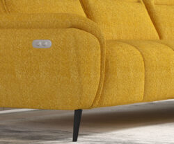 Nowoczesna sofa Montana w jasnoszarym kolorze na tle stylowego wnętrza