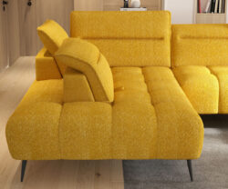Nowoczesna sofa Montana w jasnoszarym kolorze w stylowym salonie