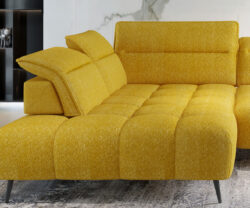Nowoczesna sofa Montana w jasnoszarym kolorze na tle stylowego wnętrza
