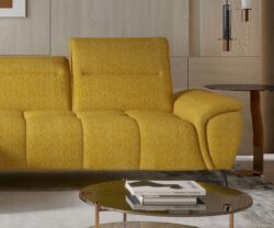 Stylowa sofa Montana w nowoczesnym salonie z jasnymi ścianami i drewnianą podłogą