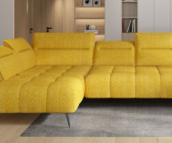 Nowoczesna sofa Montana w jasnoszarym kolorze w stylowym salonie