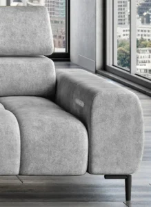 Nowoczesna sofa tapicerowana Plaza Mini w jasnym kolorze na białym tle