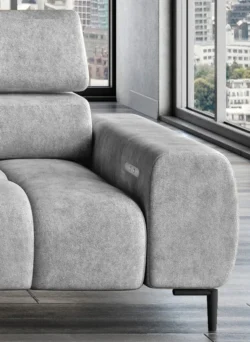Nowoczesna sofa tapicerowana Plaza Mini w jasnym kolorze na białym tle