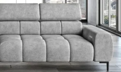Nowoczesna sofa Plaza Mini w jasnoszarym kolorze na tle jasnego wnętrza