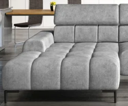 Nowoczesna sofa Plaza Mini w jasnym kolorze na tle stylowego wnętrza