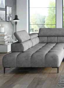 Nowoczesna sofa Plaza XL w jasnoszarym kolorze na tle jasnego wnętrza