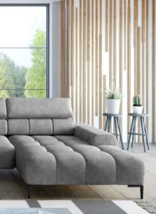 Nowoczesna sofa Plaza XL w jasnoszarym kolorze na tle stylowego wnętrza