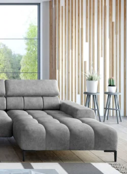 Nowoczesna sofa Plaza XL w jasnoszarym kolorze na tle stylowego wnętrza
