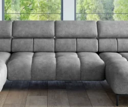 Nowoczesna sofa Plaza XL w jasnoszarym kolorze na tle jasnego wnętrza