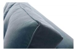 Stylowa sofa Bragi w nowoczesnym salonie, tapicerowana w jasnym kolorze