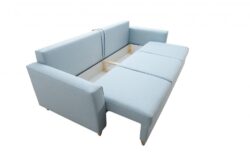 Stylowa sofa Torsten w nowoczesnym salonie z jasnymi ścianami i drewnianą podłogą
