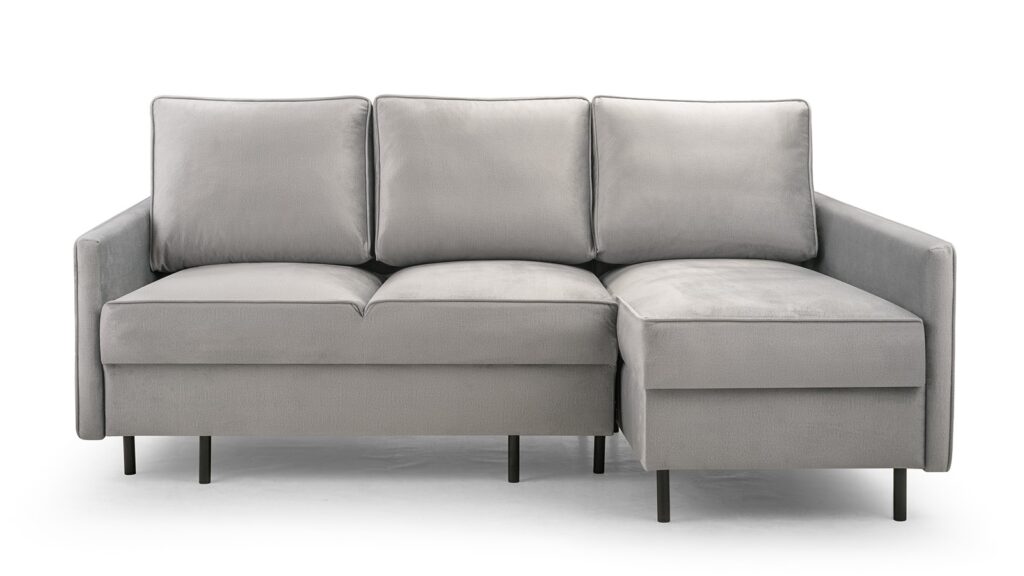 Narożnik rozkładany Robin w tkaninie Monolith-84 z czarnymi metalowymi nóżkami na tle jasnego wnętrza