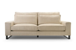 Sofa CARA w tkaninie Aphrodite-02 z czarnymi metalowymi nóżkami w nowoczesnym salonie