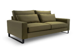Sofa CARA w tkaninie Aphrodite-02 z czarnymi metalowymi nóżkami w nowoczesnym salonie