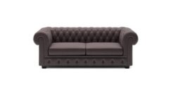 Sofa Chesterfield 3 osobowa tapicerowana naturalną skórą z głębokim pikowaniem na białym tle