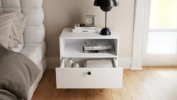Biały stolik nocny Dullum z jedną szufladą i półką, nowoczesny design do sypialni