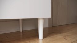 Nowoczesna komoda Dullum z laminowanej płyty o szerokości 200 cm i czarnymi uchwytami